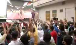 जश्न के बीच ओलंपिक में सोना जीतने वाले नीरज चोपड़ा पर इनामों की बौछार जश्न के बीच ओलंपिक में सोना जीतने वाले नीरज चोपड़ा पर इनामों की बौछार