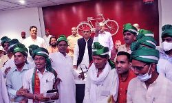 डॉ संजीव कश्यप ने खाप चौधरियो संग की अखिलेश यादव से मुलाकात डॉ संजीव कश्यप ने खाप चौधरियो संग की अखिलेश यादव से मुलाकात