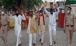 ढेर होने के डर से हाथ उठाकर थाने पहुंचे 4 गैंगस्टर