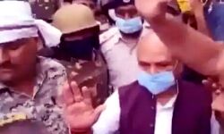 कृषि मंत्री का हुआ घेराव तो 24 घंटे में डीएम एसपी का ट्रांसफर कृषि मंत्री का हुआ घेराव तो 24 घंटे में डीएम एसपी का ट्रांसफर