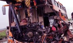 खड़े ट्रेलर के साथ हुई बस की टक्कर में दो की मौत 10 घायल खड़े ट्रेलर के साथ हुई बस की टक्कर में दो की मौत 10 घायल