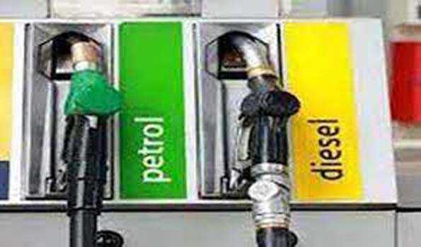 भारत में कम नही हुआ पेट्रोल का दाम, विदेशों में गिरावट