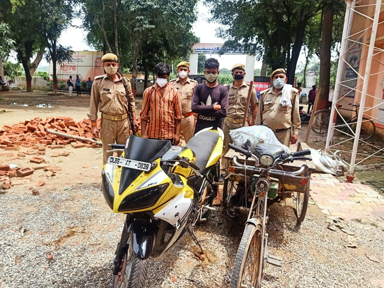 कर रहे थे कटान- दो मिस्त्री गिरफ्तार