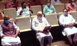 संसद से बंकमार सांसदों से पीएम नाराज-मांगी लिस्ट