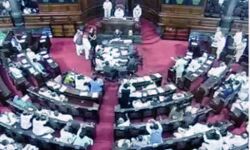 राज्यसभा में महासचिव की मेज पर विपक्षी सदस्यों का कब्जा राज्यसभा में महासचिव की मेज पर विपक्षी सदस्यों का कब्जा