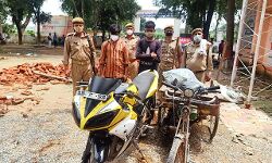 कर रहे थे कटान- दो मिस्त्री गिरफ्तार कर रहे थे कटान- दो मिस्त्री गिरफ्तार