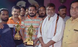 विजेता टीम को मनीष चौधरी ने दिया नगद पुरस्कार व ट्रॉफी