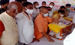 योगी ने बाढ़ प्रभावित क्षेत्रों का किया हवाई सर्वेक्षण - बांटी राहत सामग्री