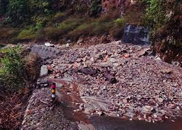 बारिश में पहाड़ दरकने से मलबे के नीचे दबी कार और बस - जानिये फिर क्या हुआ