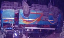 अनियंत्रित बस खाई में पलटी, मचा हा हाकार, घायल कराये अस्पताल में भर्ती अनियंत्रित बस खाई में पलटी, मचा हा हाकार, घायल कराये अस्पताल में भर्ती