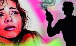 सिपाही ने ड्यूटी से वापस लौट रही महिला होमगार्ड पर फेंका तेजाब सिपाही ने ड्यूटी से वापस लौट रही महिला होमगार्ड पर फेंका तेजाब