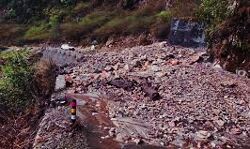 बारिश में पहाड़ दरकने से मलबे के नीचे दबी कार और बस - जानिये फिर क्या हुआ