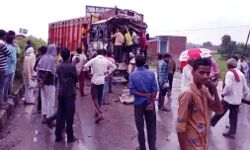 ब्रेकर पर रफ्तार धीमी होते ही डंपर में भिड़ा ट्रक-केबिन से निकाला चालक ब्रेकर पर रफ्तार धीमी होते ही डंपर में भिड़ा ट्रक-केबिन से निकाला चालक