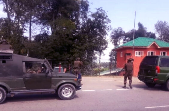 BSF के वाहन पर आतंकियों का हमला-तलाशी अभियान जारी