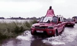 कार के बोनेट से पूर्व MLA ने देखा बाढ़ से तबाही का मंजर कार के बोनेट से पूर्व MLA ने देखा बाढ़ से तबाही का मंजर