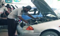 ऑटो मैकेनिकों को प्रशिक्षित करने की पहल