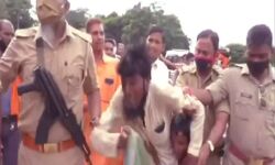 BJP MLA के पुत्र ने बीच चौराहे पर पीटा छेड़छाड़ का आरोपी BJP MLA के पुत्र ने बीच चौराहे पर पीटा छेड़छाड़ का आरोपी