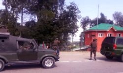 BSF के वाहन पर आतंकियों का हमला-तलाशी अभियान जारी BSF के वाहन पर आतंकियों का हमला-तलाशी अभियान जारी