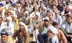 परेशान किसानों ने नारेबाजी करते हुए सांसद आवास का किया घेराव परेशान किसानों ने नारेबाजी करते हुए सांसद आवास का किया घेराव