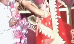 दूल्हा-दुल्हन का वीडियो वायरल- बोले यूजर्स- जबरदस्ती हो रही है क्या शादी