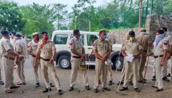 रेपिस्ट और हत्यारोपी की गिरफ्तारी में लगी 700 पुलिसकर्मियों की फौज रेपिस्ट और हत्यारोपी की गिरफ्तारी में लगी 700 पुलिसकर्मियों की फौज