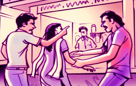 पति के साथ जा रही महिला से छेड़छाड़-वीडियो बनाने पर तोड़ा मोबाइल