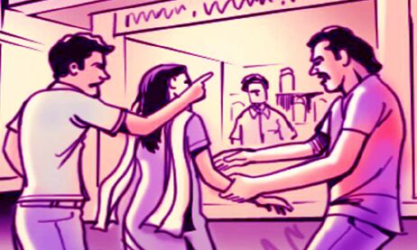 पति के साथ जा रही महिला से छेड़छाड़-वीडियो बनाने पर तोड़ा मोबाइल