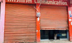 बदमाशों ने उखाडी दुकान-ले गए लाखों की नकदी मोबाइल और अन्य सामान बदमाशों ने उखाडी दुकान-ले गए लाखों की नकदी मोबाइल और अन्य सामान