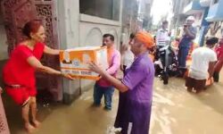 कमरभर पानी में उतरकर MLA ने बांटी पानी की बोतलें