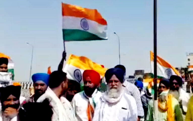 गाजीपुर बॉर्डर पर जमा देश भक्ति का रंग-किसानों ने फहराया राष्ट्रीय ध्वज