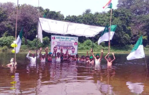 गोमती में उतरकर किसानों ने शुरू किया जल सत्याग्रह