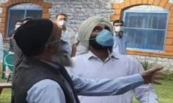 आजादी की 75 वीं वर्षगांठ पर आतंकी के पिता ने फहराया तिरंगा आजादी की 75 वीं वर्षगांठ पर आतंकी के पिता ने फहराया तिरंगा