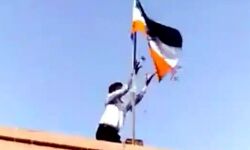 आजादी की 75 वीं वर्षगांठ पर डीएम कार्यालय पर फहराया उल्टा झंडा आजादी की 75 वीं वर्षगांठ पर डीएम कार्यालय पर फहराया उल्टा झंडा