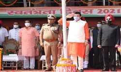 धामी ने शासकीय आवास में ध्वजारोहण किया