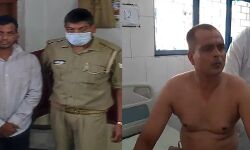 बुक स्टाल पर खड़े होमगार्ड की पीठ में छात्र ने घोंपा चाकू-मचा हड़कंप बुक स्टाल पर खड़े होमगार्ड की पीठ में छात्र ने घोंपा चाकू-मचा हड़कंप