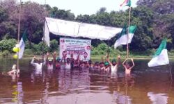 गोमती में उतरकर किसानों ने शुरू किया जल सत्याग्रह गोमती में उतरकर किसानों ने शुरू किया जल सत्याग्रह