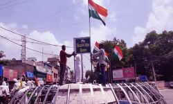 स्वतंत्रता दिवस पर किसानों ने निकाली तिरंगा ट्रैक्टर यात्रा स्वतंत्रता दिवस पर किसानों ने निकाली तिरंगा ट्रैक्टर यात्रा