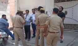 दिनदहाड़े सर्राफ से करोड़ों की लूट-पुलिस चौकी के समीप हुई घटना दिनदहाड़े सर्राफ से करोड़ों की लूट-पुलिस चौकी के समीप हुई घटना