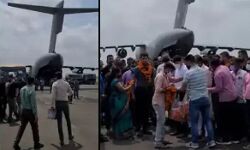 काबुल से भारतीयों को लेकर जामनगर पहुंचा विमान काबुल से भारतीयों को लेकर जामनगर पहुंचा विमान