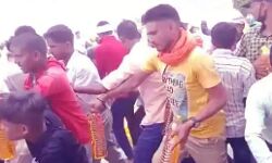 मुफ्त के पेट्रोल के लिए मची भगदड़-बीजेपी कार्यकर्ता आपस में भिड़े मुफ्त के पेट्रोल के लिए मची भगदड़-बीजेपी कार्यकर्ता आपस में भिड़े