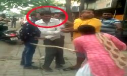 रणचंडी बनी महिला-शोहदे की सरेराह डंडे से ली जमकर खबर- भेजा जेल रणचंडी बनी महिला-शोहदे की सरेराह डंडे से ली जमकर खबर- भेजा जेल