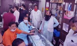 ज्वेलरी शोरूम से सोने की अंगूठियों से भरा बैग ले भागा बदमाश ज्वेलरी शोरूम से सोने की अंगूठियों से भरा बैग ले भागा बदमाश