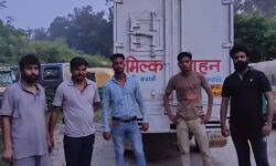 पुलिस चौकसी का निकाला तोड़-दुग्ध वाहन में तस्करी को कर दिया गौमांस लोड पुलिस चौकसी का निकाला तोड़-दुग्ध वाहन में तस्करी को कर दिया गौमांस लोड