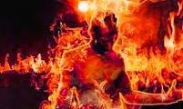 एक शख़्स ने खुद को लगाई आग एक शख़्स ने खुद को लगाई आग