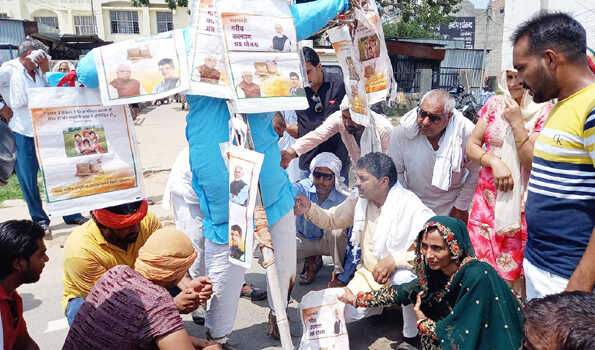 गेहूं के थैलों पर मोदी, खट्टर, चौटाला की तस्वीरें-किसानों ने किया विरोध