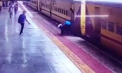 चलती ट्रेन में चढ़ने की कोशिश में महिला गिरी-ऐसे बची जान चलती ट्रेन में चढ़ने की कोशिश में महिला गिरी-ऐसे बची जान