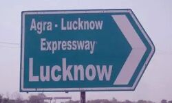 एक्सप्रेस वे पर चलती बस में लगी आग-चालक ने कूदकर बचाई जान