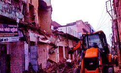 मकान गिराने गए मजदूरों पर गिरा मलबा-एक की मौत-मचा कोहराम मकान गिराने गए मजदूरों पर गिरा मलबा-एक की मौत-मचा कोहराम