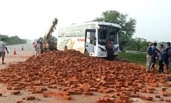 ईटों से भरे ट्राले से भिड़ी लग्जरी बस-दर्जनों घायल-मची चीख पुकार ईटों से भरे ट्राले से भिड़ी लग्जरी बस-दर्जनों घायल-मची चीख पुकार