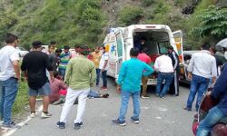 पहाड़ी से बाइक सवारों पर गिरा पत्थर-एक युवक की दर्दनाक मौत